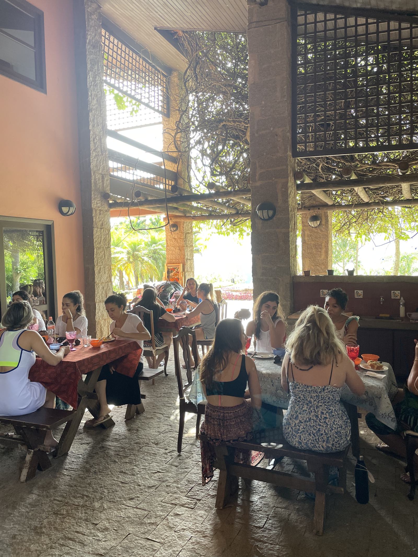 Almoço em grupo sob o caramanchão durante o retiro LoveDetox