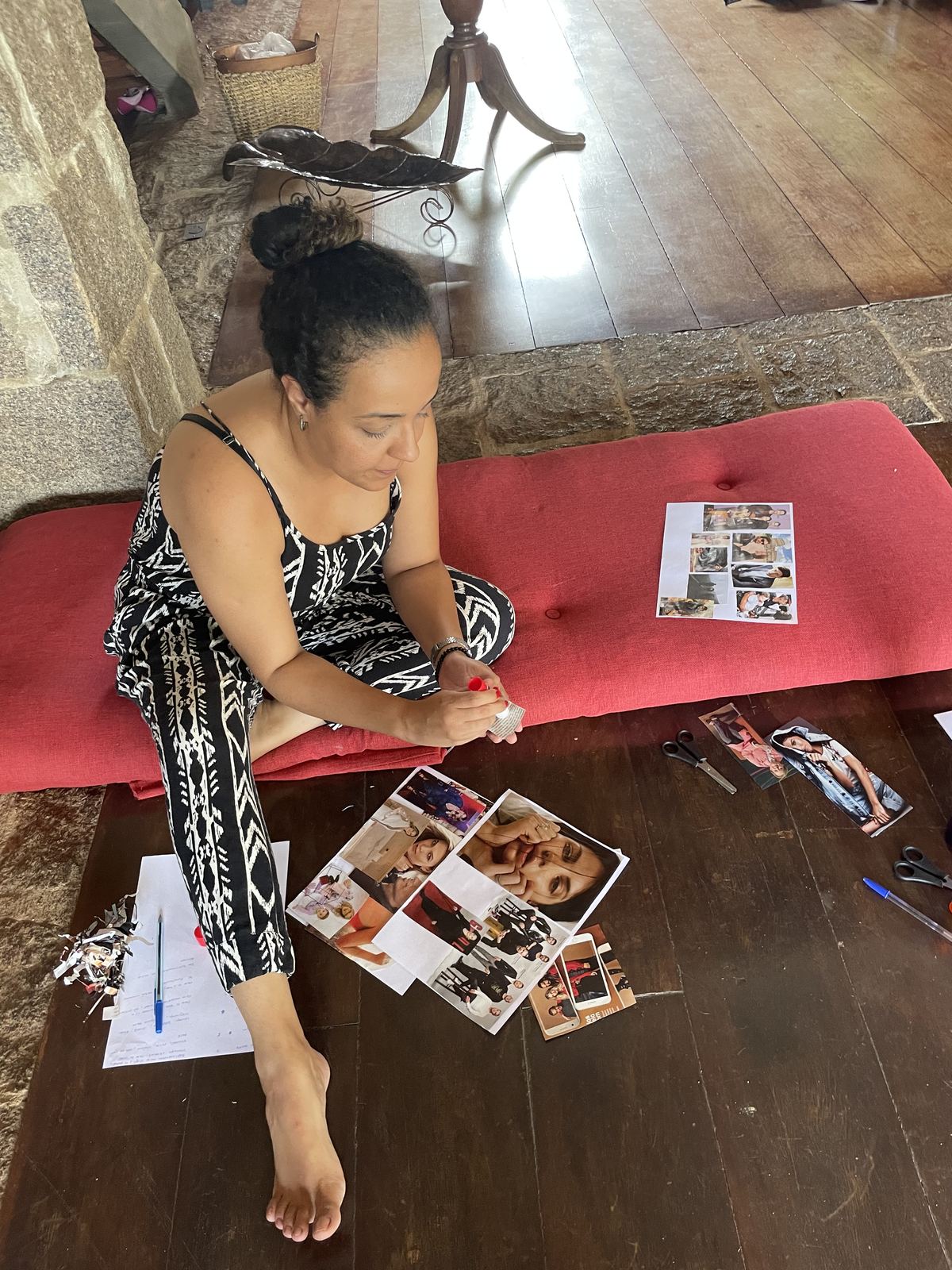 Exercício de colagem simbólica de Arteterapia Junguiana no retiro LoveDetox