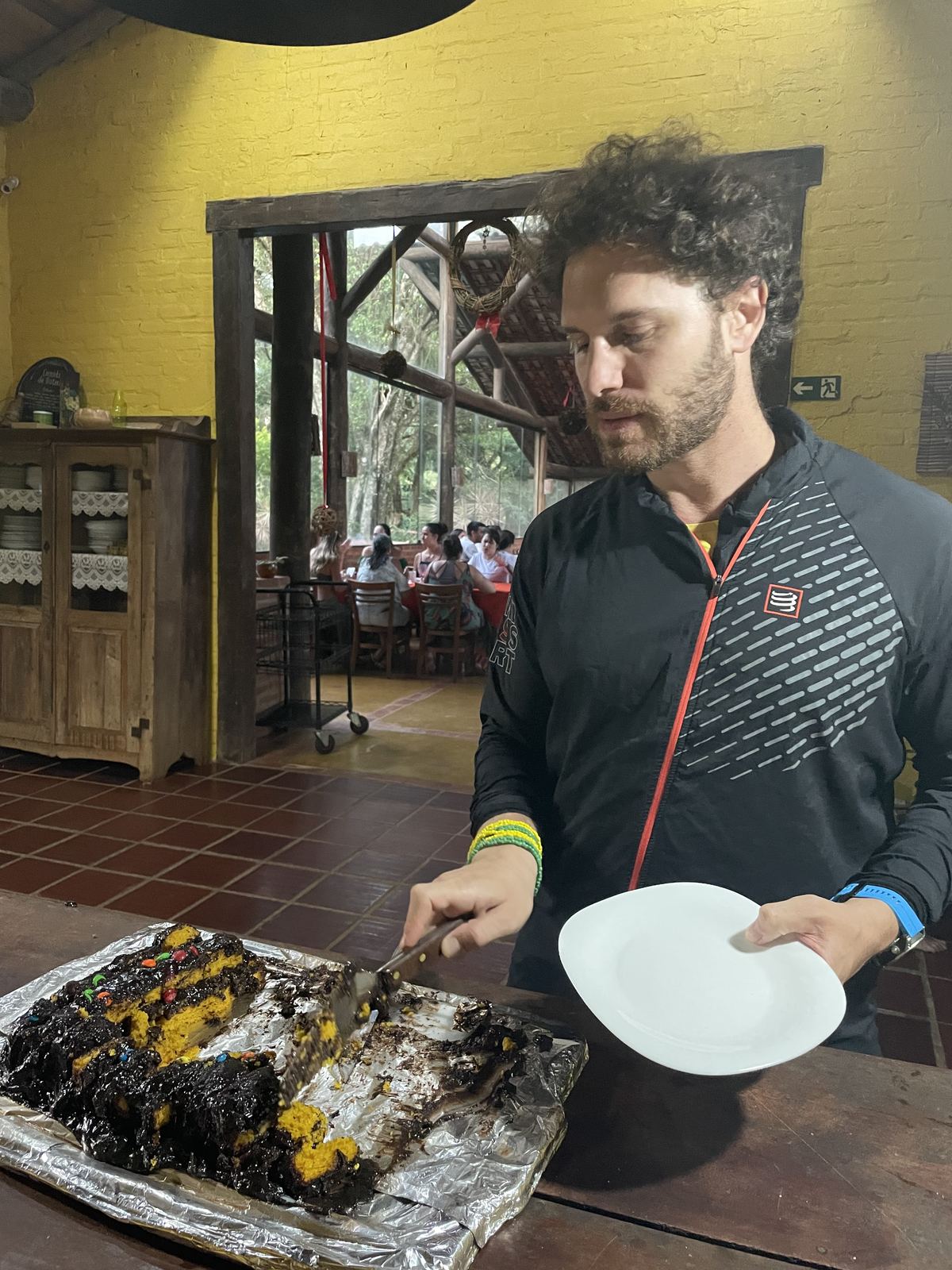 Momento de confraternização com bolo durante o retiro LoveDetox