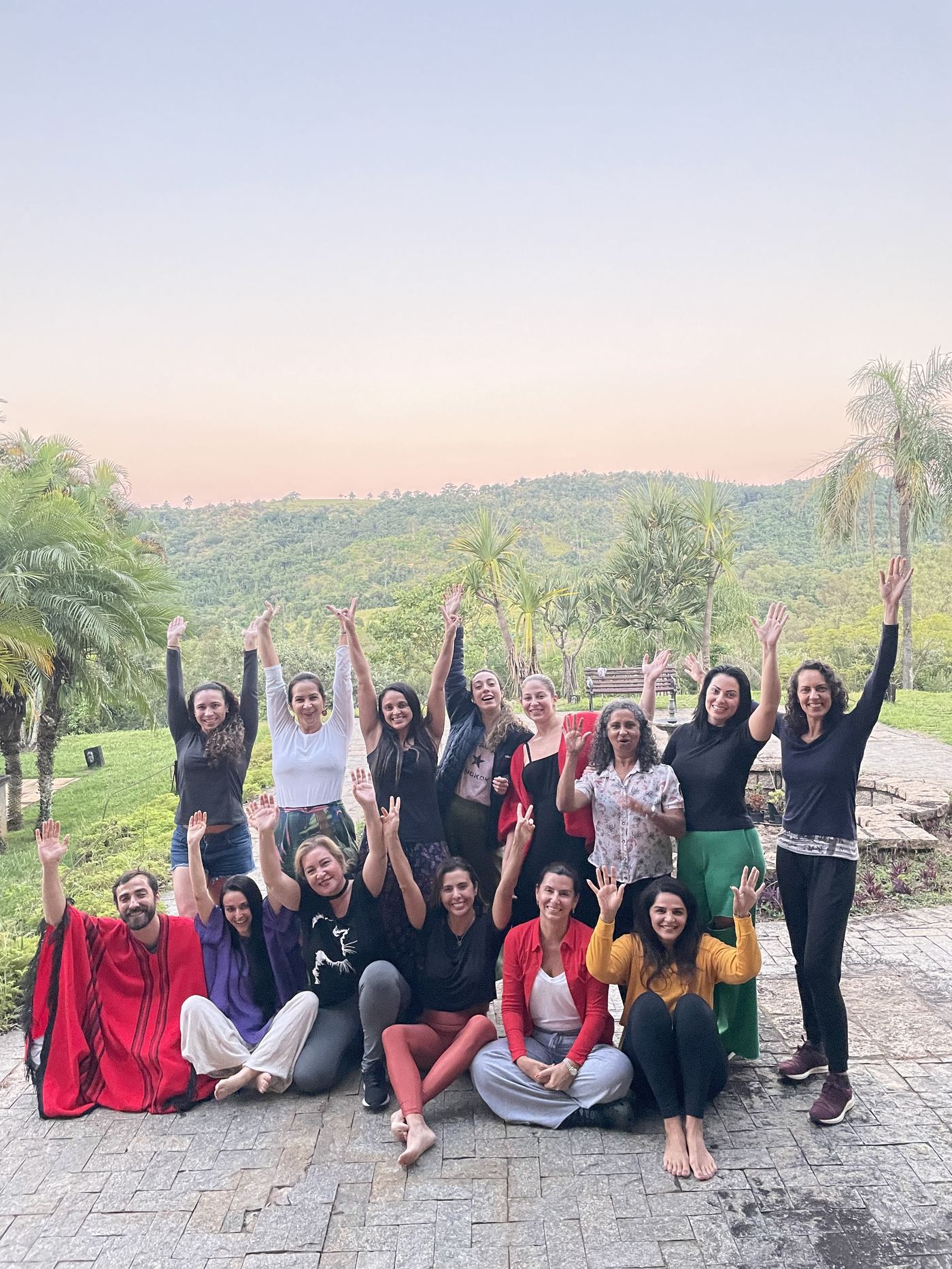 Grupo de participantes celebrando ao pôr do sol ao final de uma imersão do LoveDetox