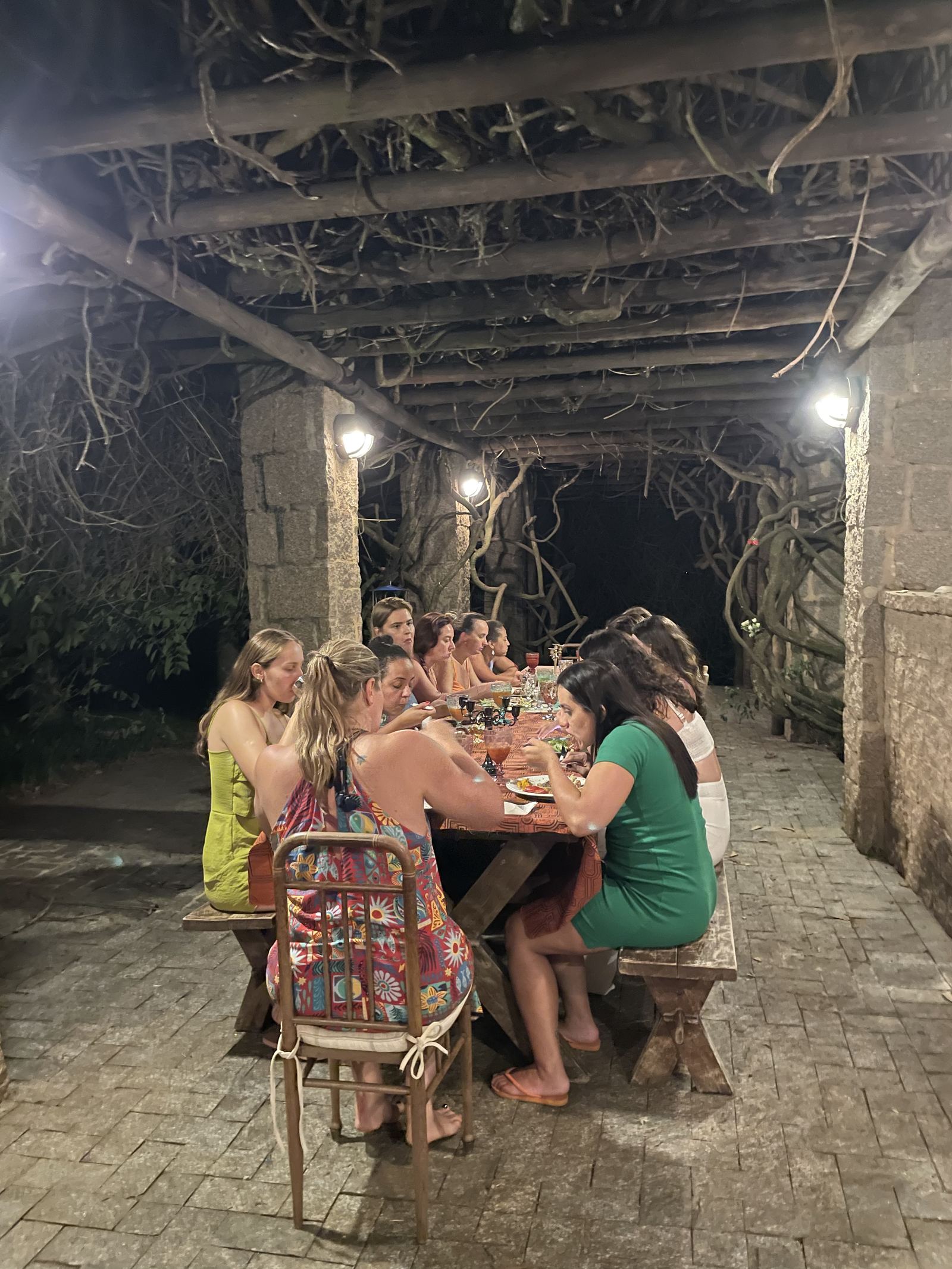 Jantar em grupo à noite durante a imersão terapêutica LoveDetox