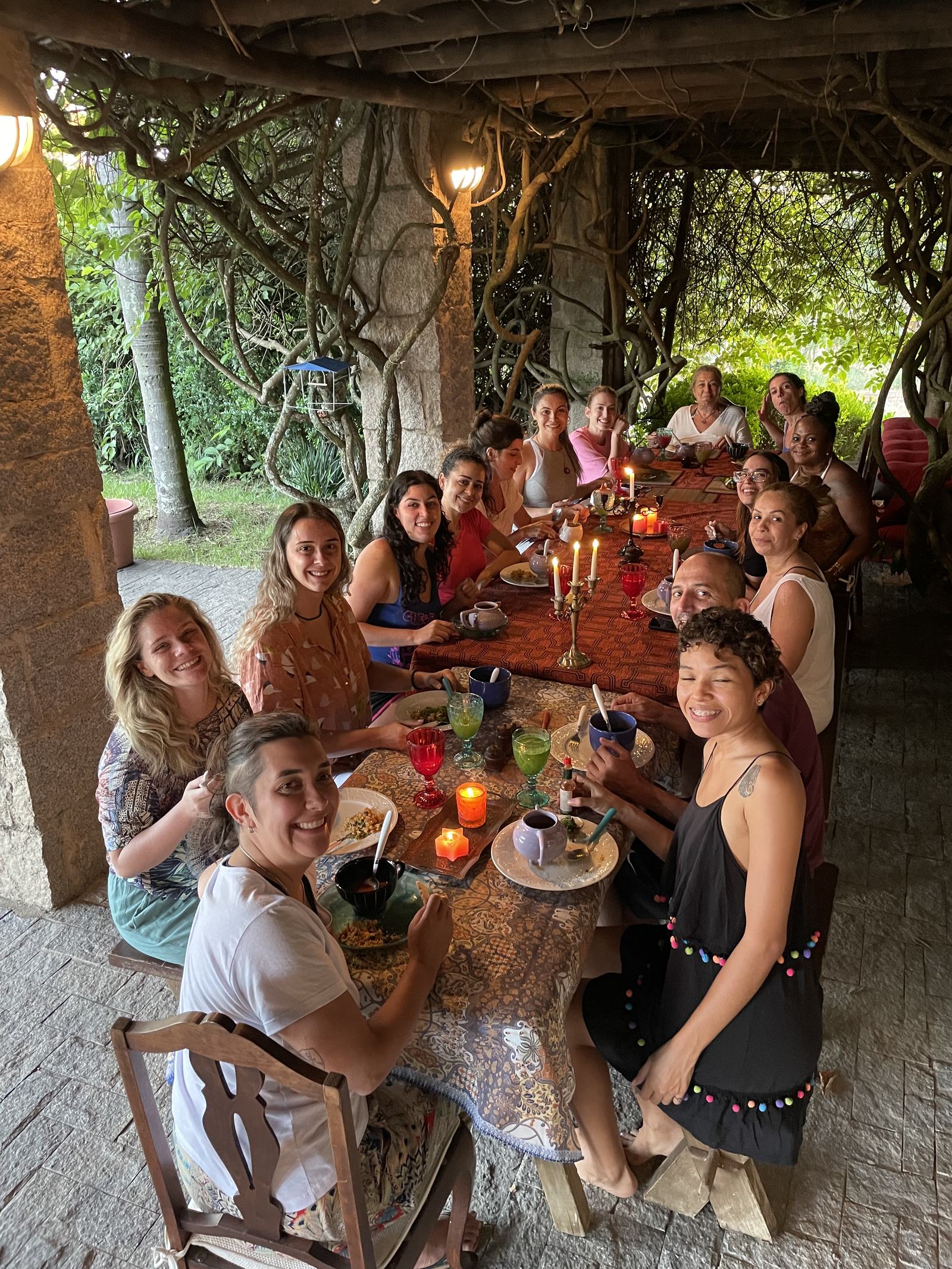 Jantar à luz de velas em grupo, sob o caramanchão do LoveDetox
