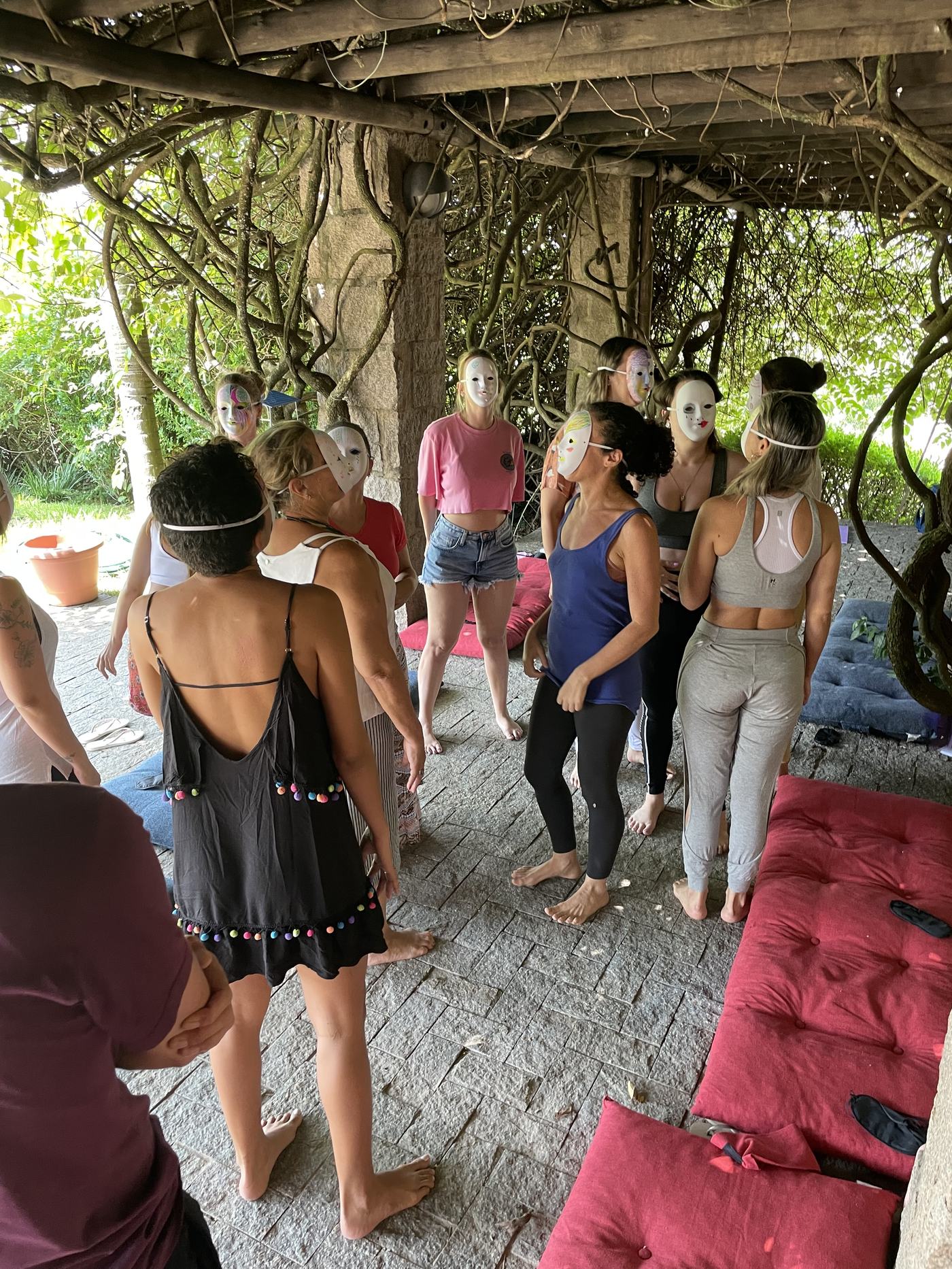 Grupo com máscaras pintadas em exercício de Arteterapia Junguiana