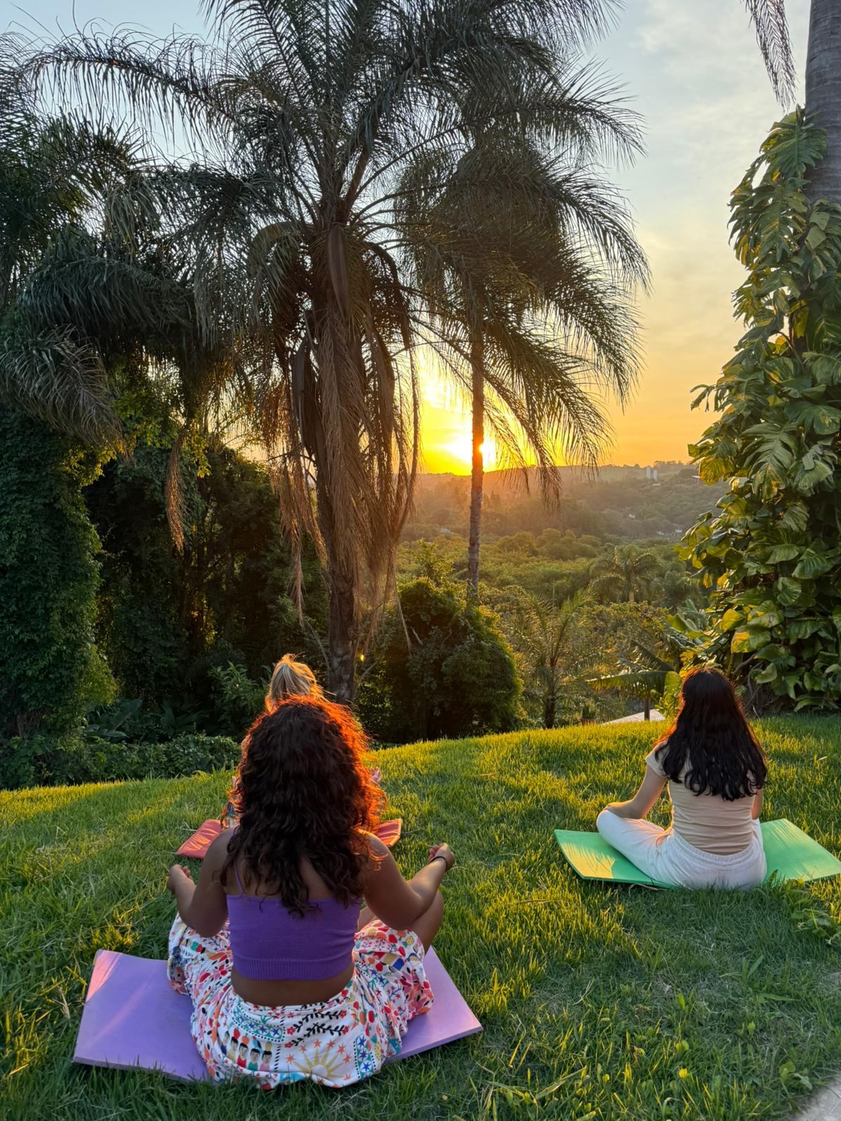 Meditação guiada ao pôr do sol durante imersão terapêutica do LoveDetox