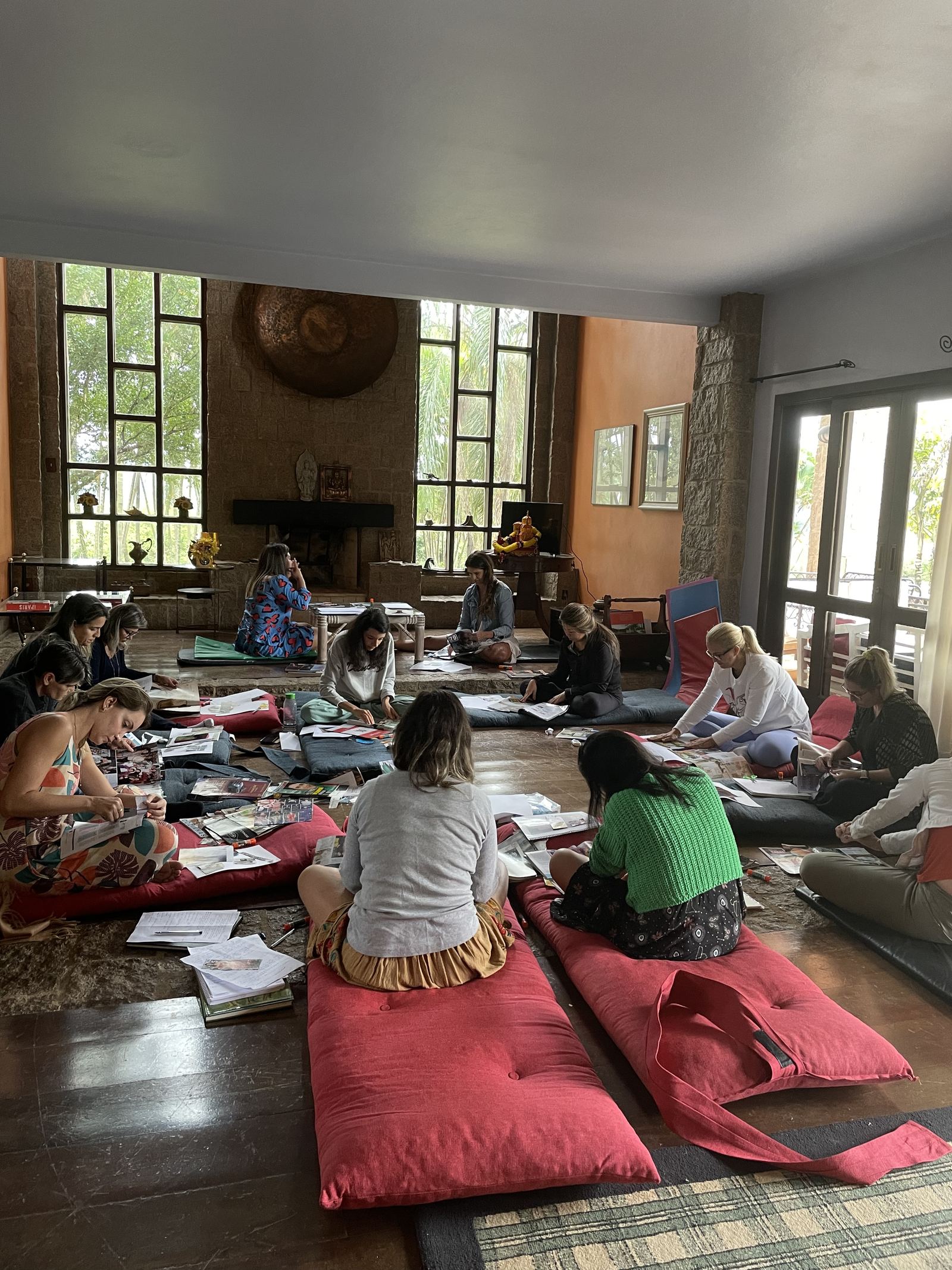 Oficina de Arteterapia Junguiana em grupo durante imersão do LoveDetox