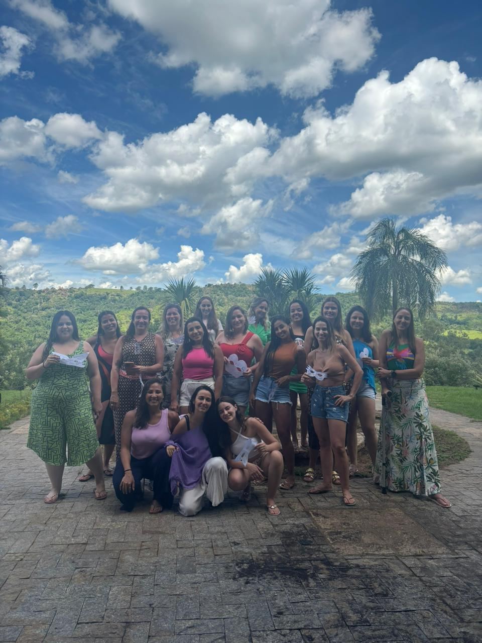 Grupo de participantes do retiro LoveDetox reunido ao ar livre em Valinhos-SP