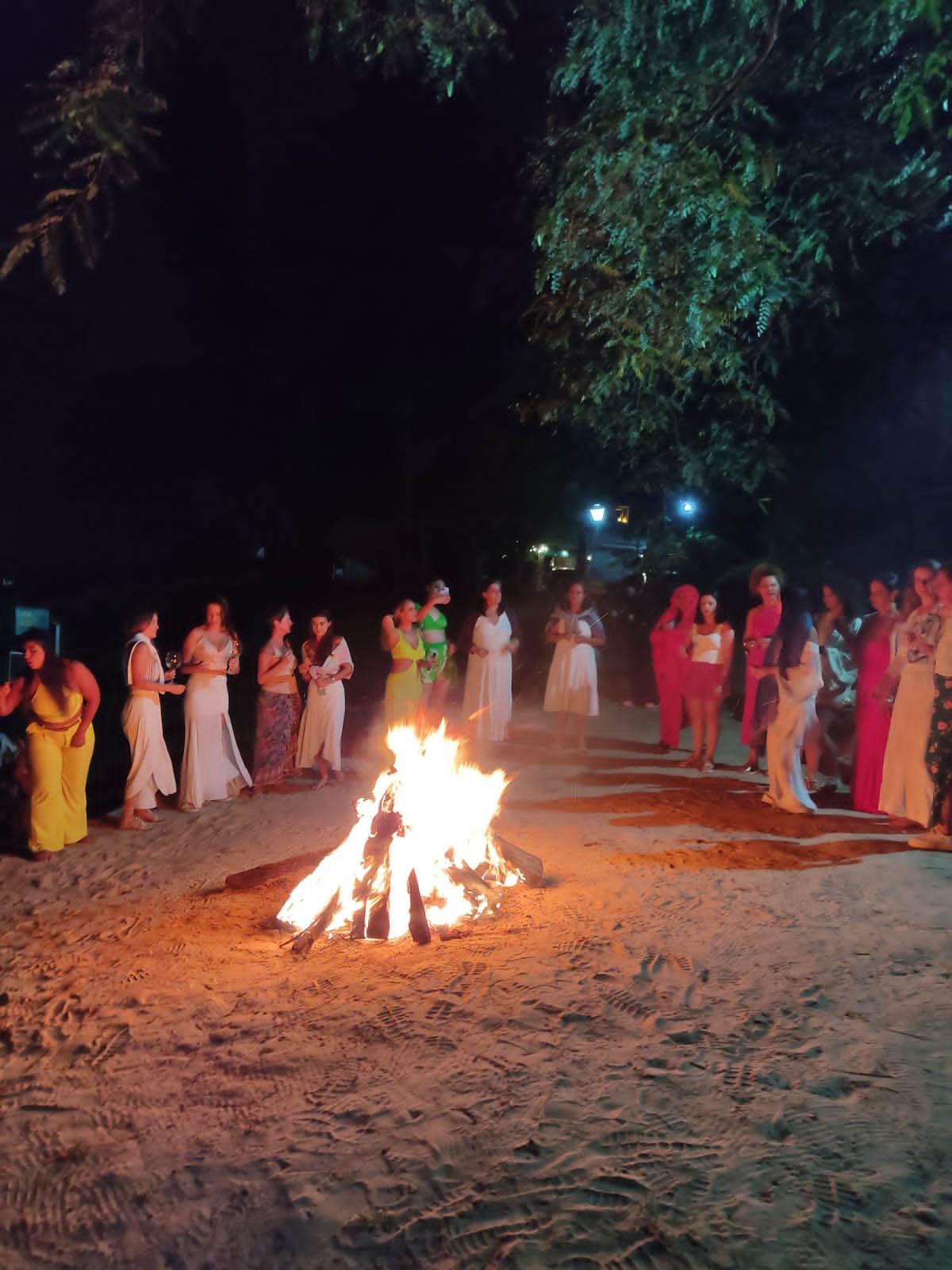 Ritual noturno em roda com fogueira durante imersão terapêutica do LoveDetox