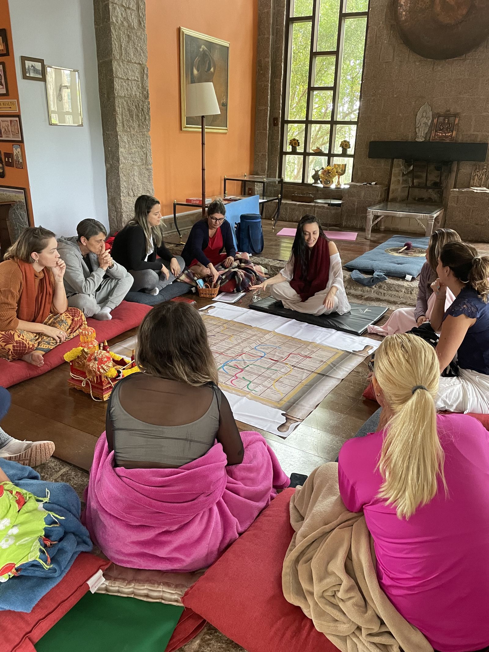 Sessão de meditação e jogo simbólico em grupo no LoveDetox