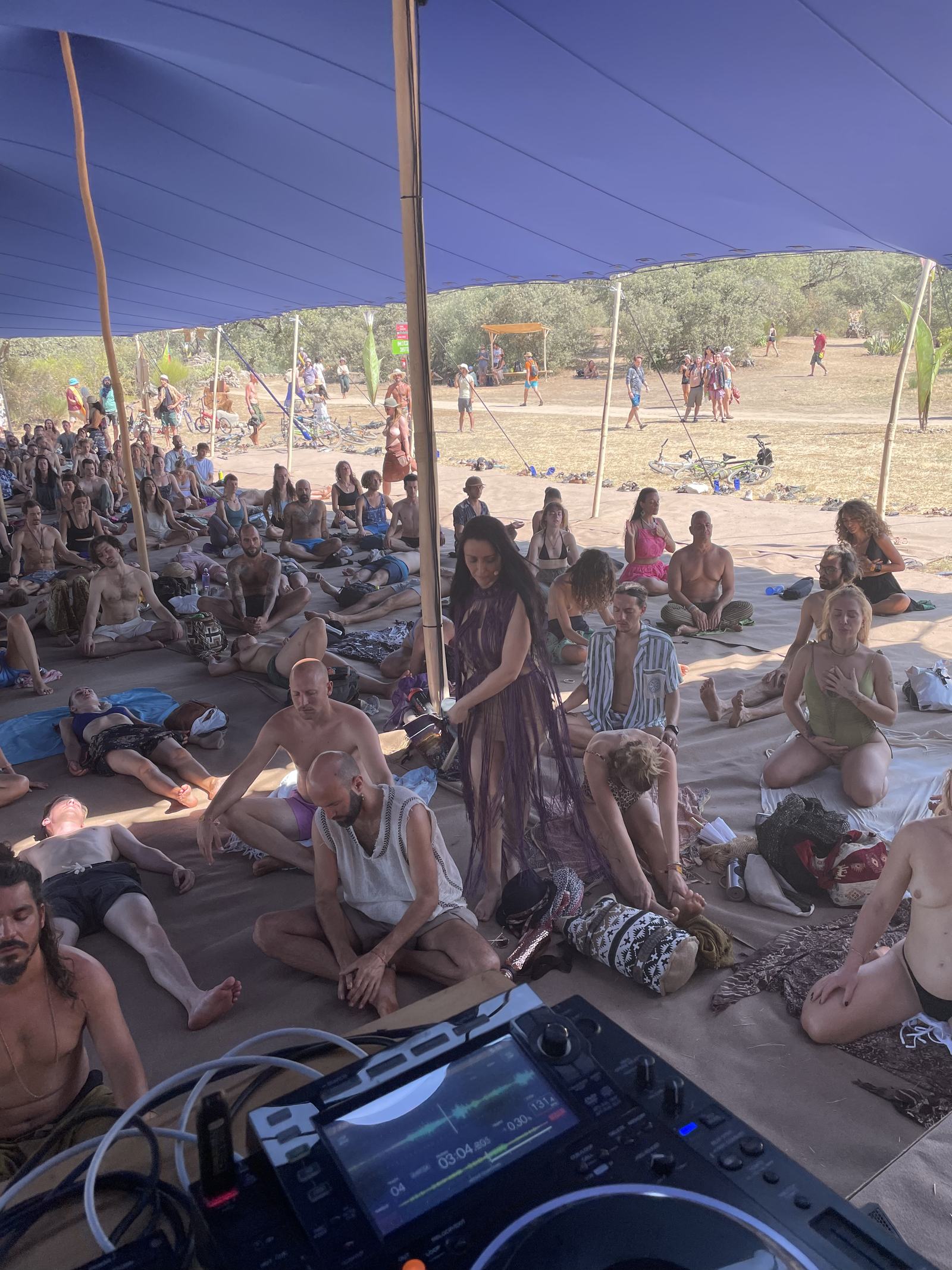 Vivência de Tantra e meditação em grupo, em evento internacional